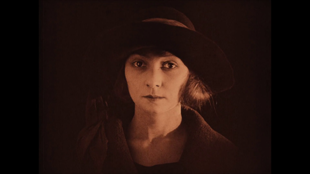 Madeleine Renaud dans le film muet Vent debout (1923) de René Leprince