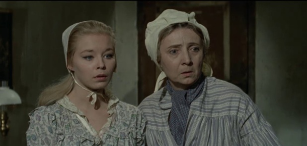 Jill Haworth et Madeleine Barbulée dans le film d'aventures historiques Les mystères de Paris (1962) d'André Hunebelle