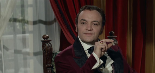 Raymond Pellegrin est le baron de Lansignac dans Les mystères de Paris (1962) d'André Hunebelle