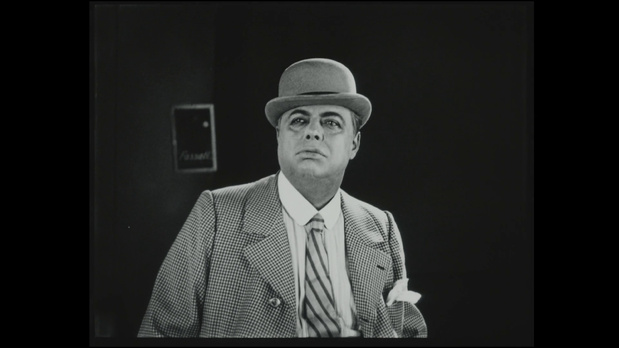 L'acteur Yvonnek dans le film français Souris d'hôtel (1929) d'Adelqui Millar