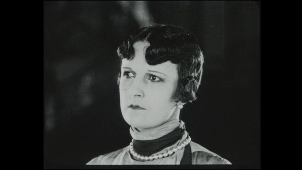 Elmire Vautier dans le film muet de la firme Albatros Souris d'hôtel (1929) d'Adelqui Millar