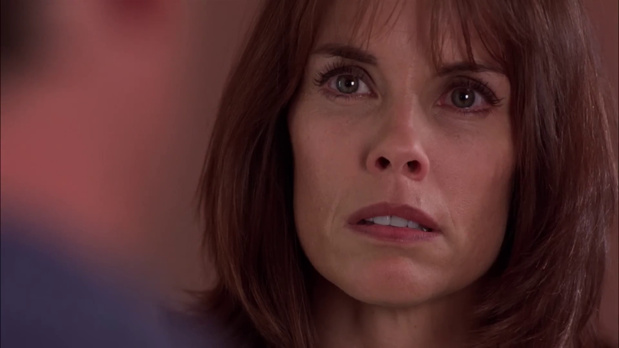 Alexandra Paul dans le film policier Facing the enemy (Face au tueur, 2001) de Rob Malenfant