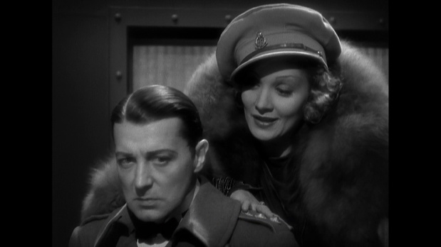 Marlene Dietrich et Clive Brook dans Shanghaï express (1932) de Josef von Sternberg