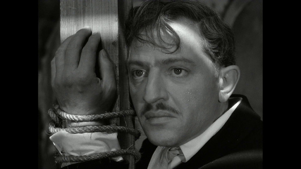 Jules Dassin (sous le nom de Perlo Vita) dans son propre film Du rififi chez les hommes (1955) de Jules Dassin