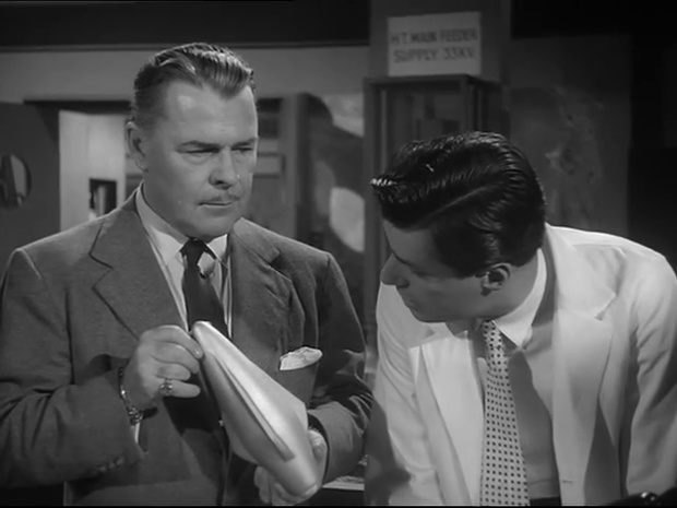 Brian Donlevy dans le film de science-fiction Quatermass 2 (La marque, 1957) de Val Guest