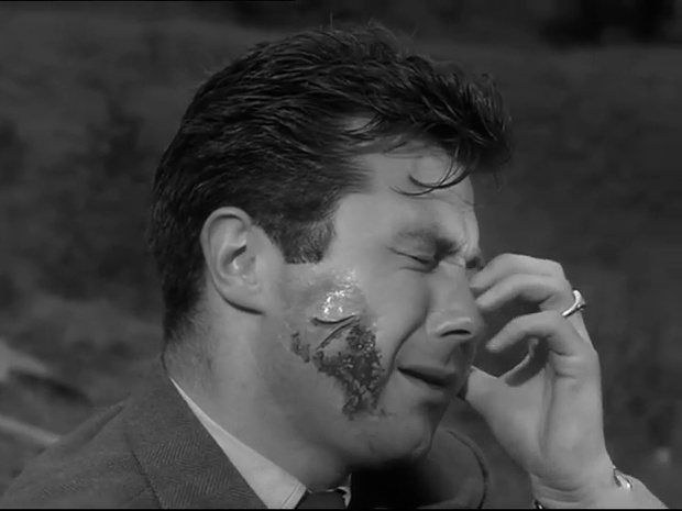 L'acteur Bryan Forbes dans Quatermass 2 (La marque, 1957) de Val Guest