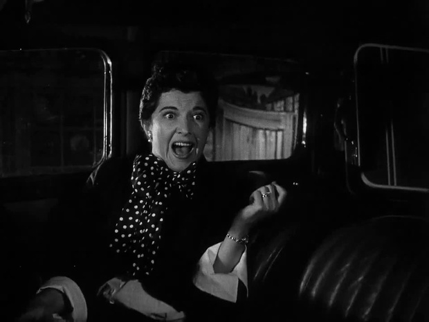 Margia Dean dans le film de science-fiction The Quatermass Xperiment (Le monstre, 1955) de Val Guest