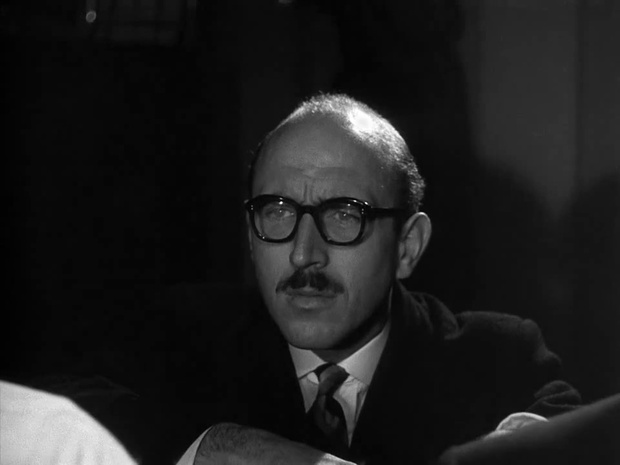 Lionel Jeffries dans le film de sf de la Hammer The Quatermass Xperiment (Le monstre, 1955) de Val Guest