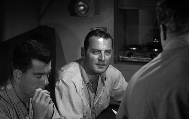 Brad Dexter dans le film de guerre Run silent run deep (L'odyssée du sous-marin Nerka, 1958) de Robert Wise