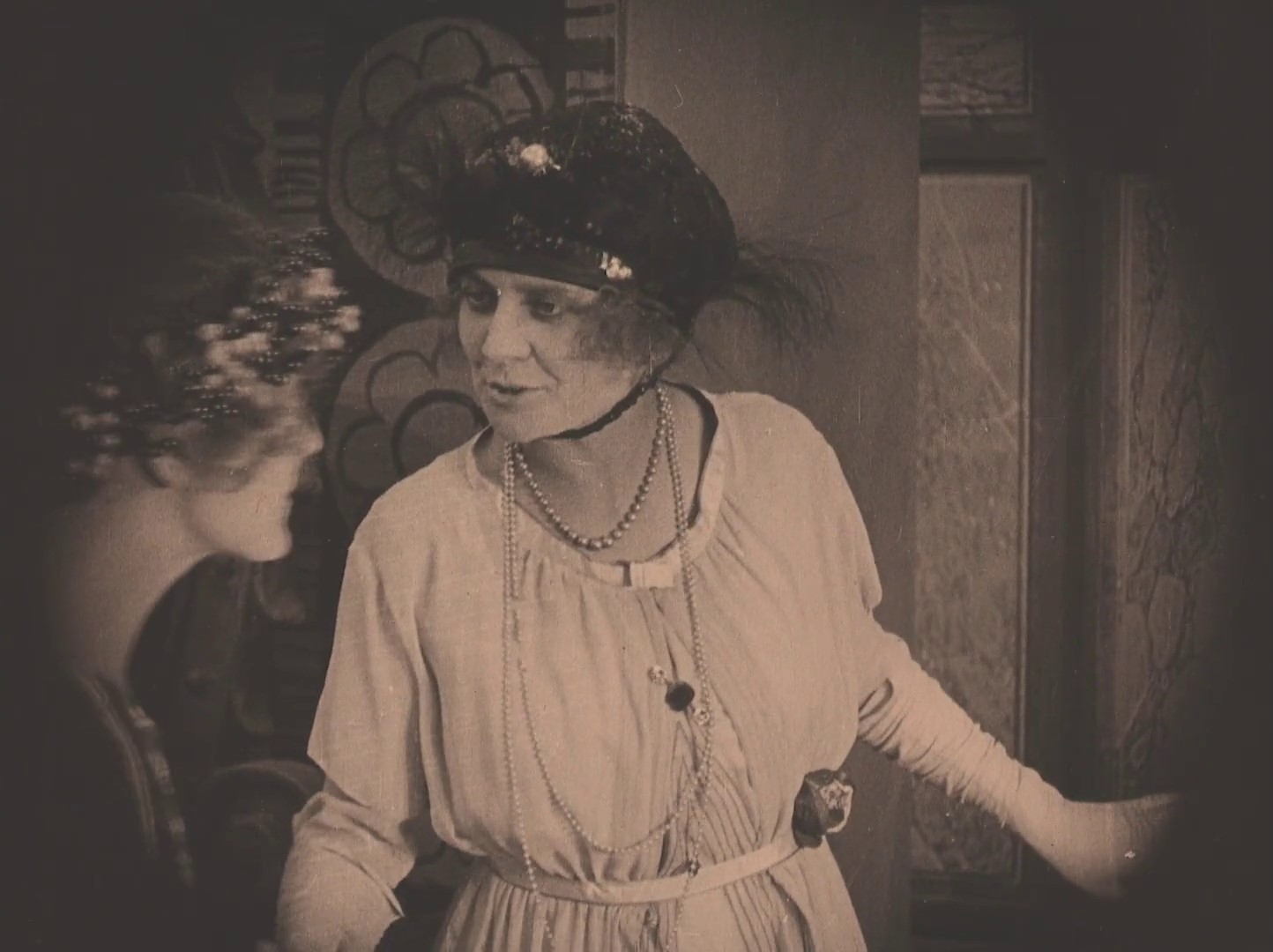 L'actrice Geneviève Williams dans le film muet français La cigarette (1919) de Germaine Dulac