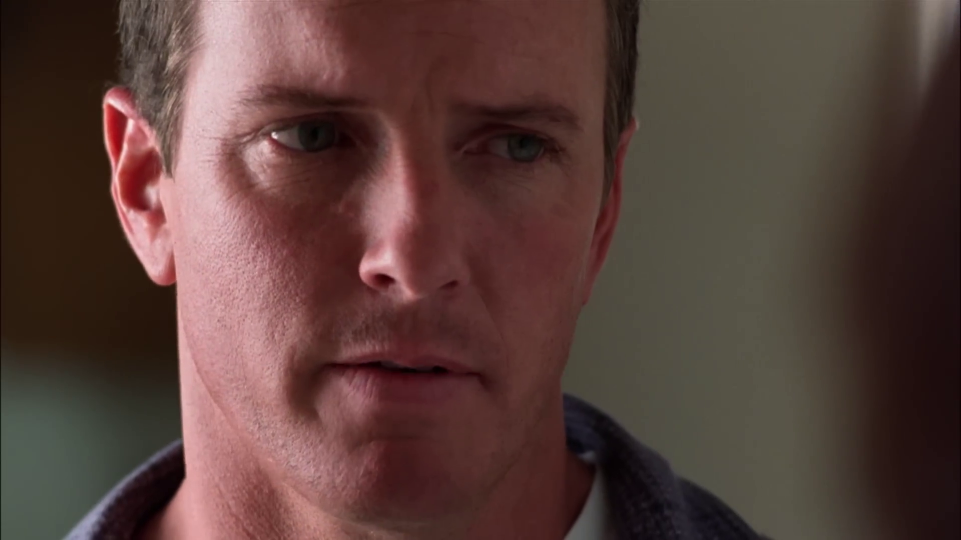 Linden Ashby dans le film policier Facing the enemy (Face au tueur, 2001) de Rob Malenfant