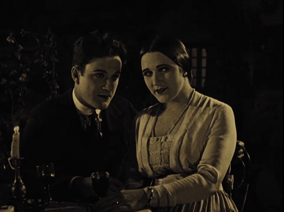 Valerie Germonprez et Jack Perrin dans Blind husbands (La loi des montagnes, 1919) d'Erich von Stroheim