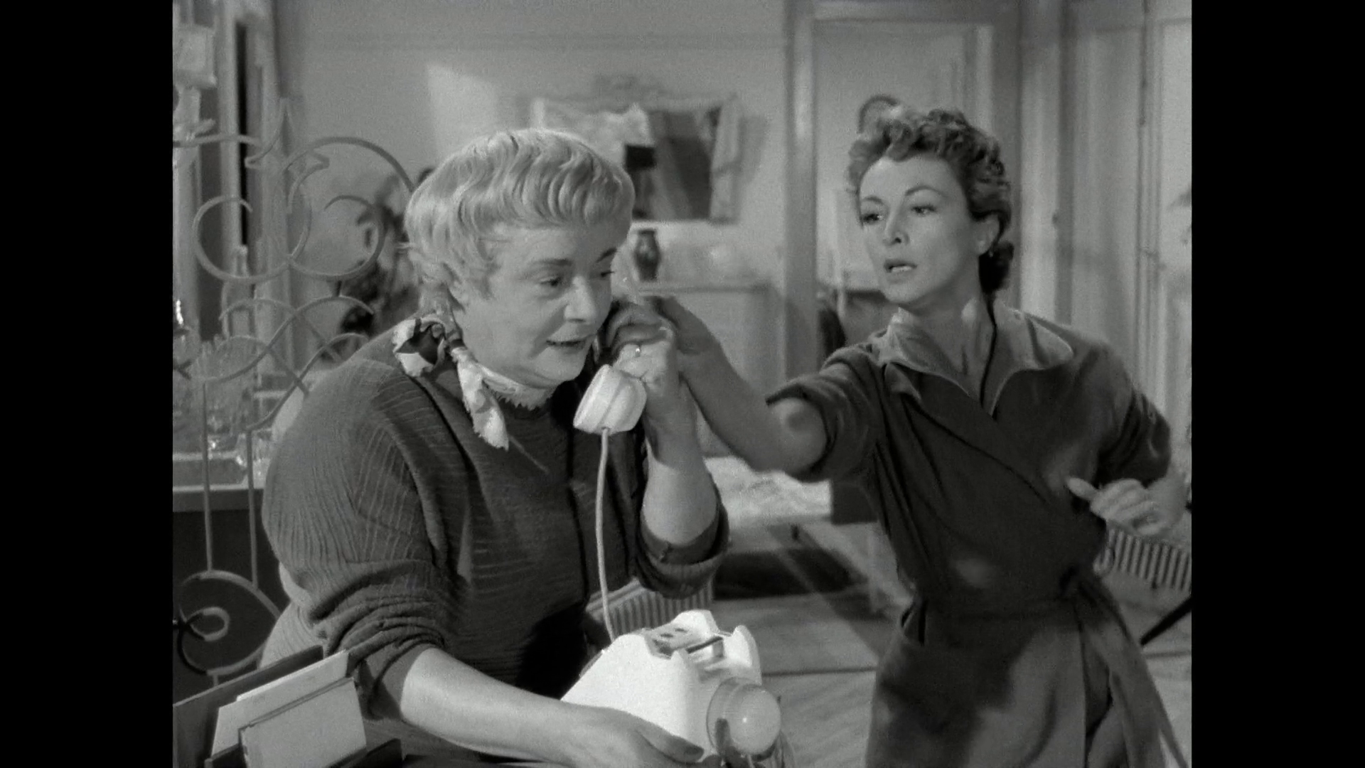 Marcelle Hainia et Janine Darcey dans le film français Du rififi chez les hommes (1955) de Jules Dassin