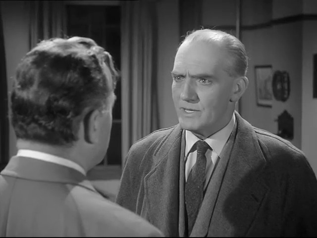 John Longdon dans le film de sf britannique Quatermass 2 (La marque, 1957) de Val Guest