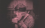La comédienne Andrée Brabant dans le film muet français La cigarette (1919) de Germaine Dulac